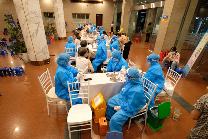 Các bàn tiêm chủng được giữ khoảng cách an toàn.