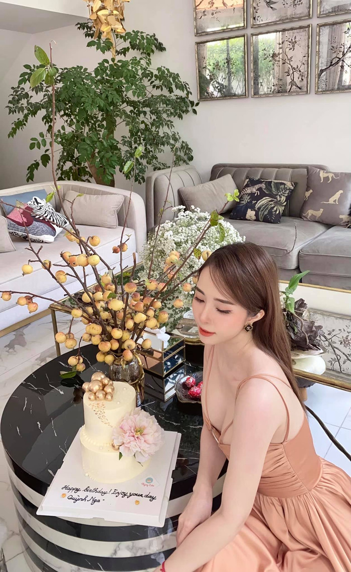 Thiết kế váy giúp người đẹp khoe khéo vùng 'điểm vàng'  cùng làn da trắng tươi mịn màng 