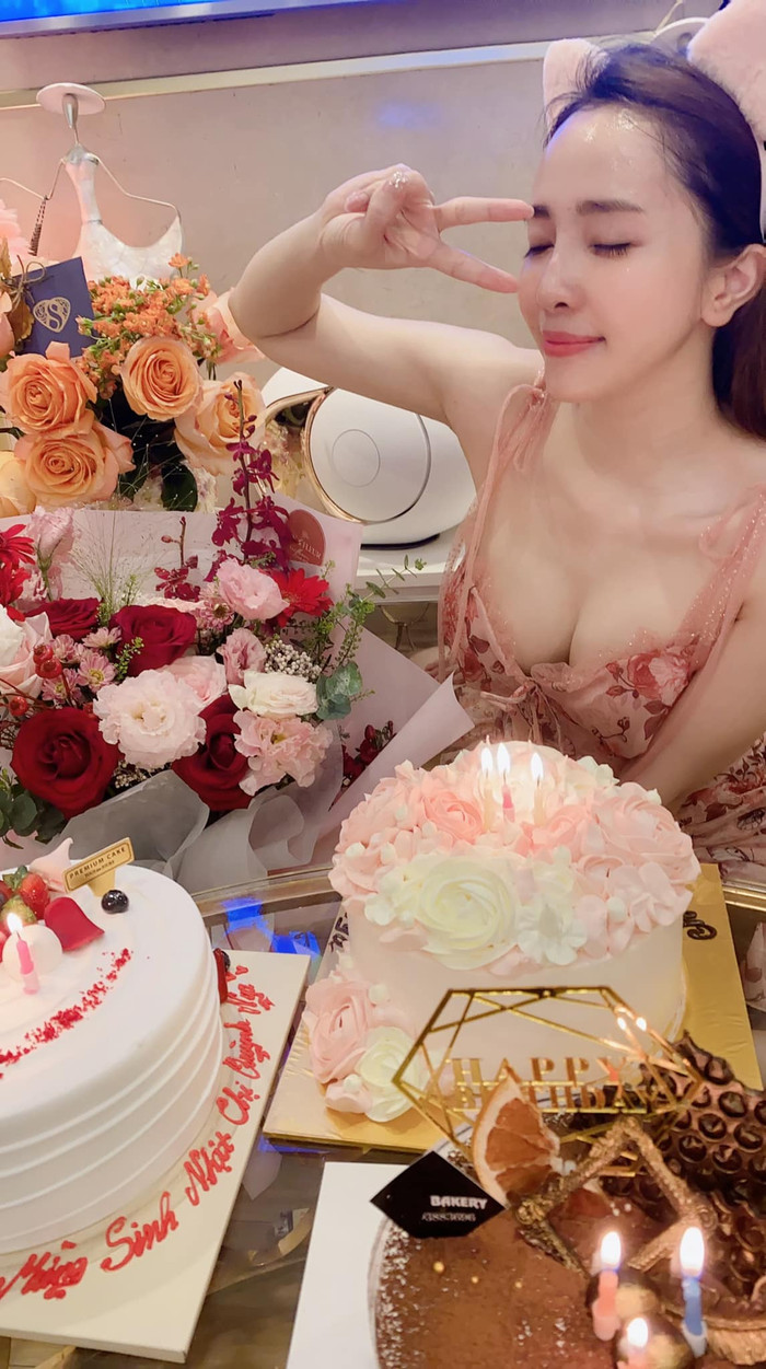 Quỳnh Nga từng mặc một dáng váy ngủ cực bốc khi ăn mừng sinh nhật tại nhà  vào ngày 7/9 vừa qua 