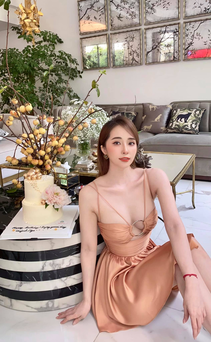Được một người bạn tặng bánh sinh nhật, Quỳnh Nga quyết định lên đồ thật gợi cảm để chụp hình đăng tải trên facebook