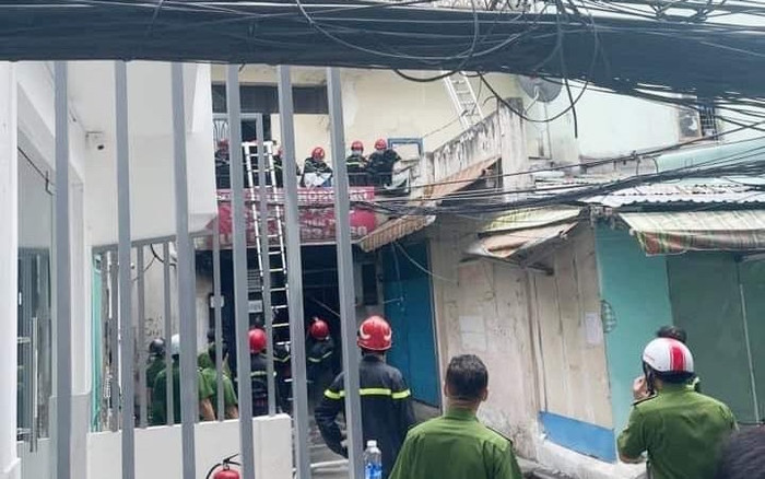 Giây phút nghẹt thở cứu 5 người khỏi 'tử thần' trong vụ cháy tại quận 10 Ảnh 2
