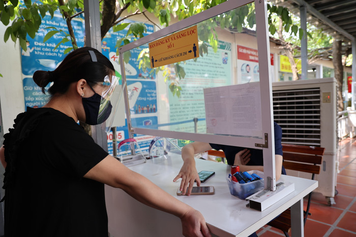 Các sản phụ đến quầy khai báo y tế trước khi vào khám sàng lọc và làm các thủ tục tiếp theo.