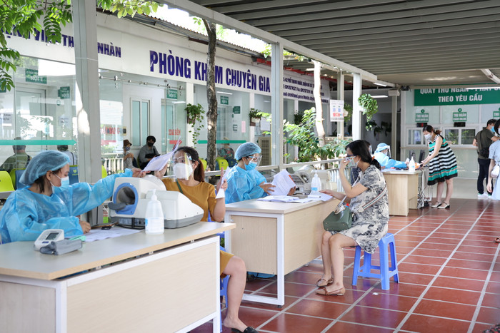 Hàng trăm thai phụ đã đến điểm tiêm chủng vaccine phòng Covid-19 tại Bệnh viện Thanh Nhàn.