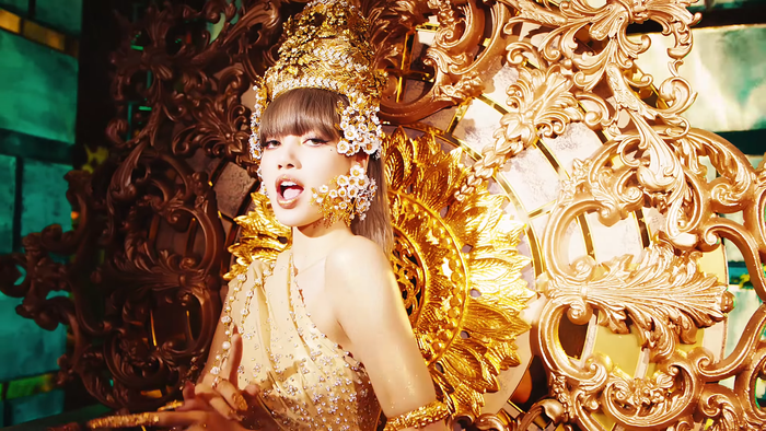 Hậu trường MV Lalisa: Lisa (BlackPink) tiết lộ cảnh quay gây 'khó chịu' nhất Ảnh 17