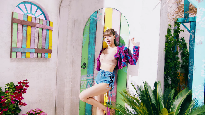 Hậu trường MV Lalisa: Lisa (BlackPink) tiết lộ cảnh quay gây 'khó chịu' nhất Ảnh 4