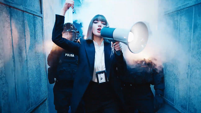 Hậu trường MV Lalisa: Lisa (BlackPink) tiết lộ cảnh quay gây 'khó chịu' nhất Ảnh 13