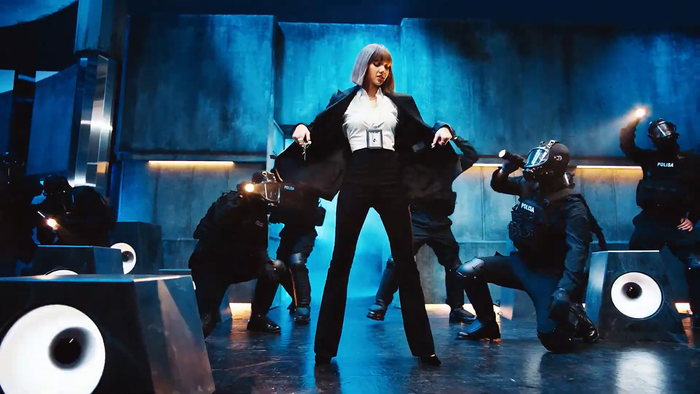 Hậu trường MV Lalisa: Lisa (BlackPink) tiết lộ cảnh quay gây 'khó chịu' nhất Ảnh 14