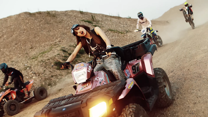 Hậu trường MV Lalisa: Lisa (BlackPink) tiết lộ cảnh quay gây 'khó chịu' nhất Ảnh 22