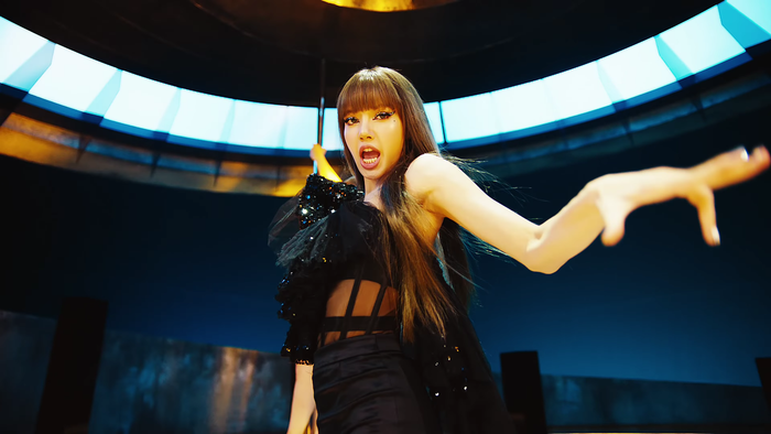 Hậu trường MV Lalisa: Lisa (BlackPink) tiết lộ cảnh quay gây 'khó chịu' nhất Ảnh 29