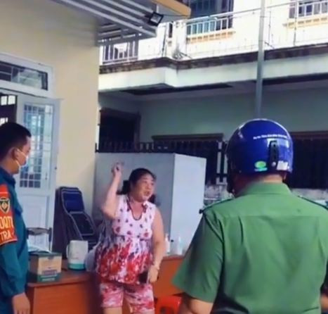 Chị đại không đeo khẩu trang còn làm loạn. 