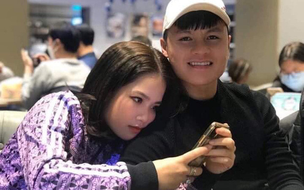 Huyền My bên cạnh Quang 