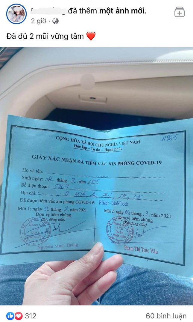 H. khoe trên facebook cá nhân đã được tiêm 2 mũi vaccine Pfizer - BioNTech 'nhờ ông anh phó phường'.