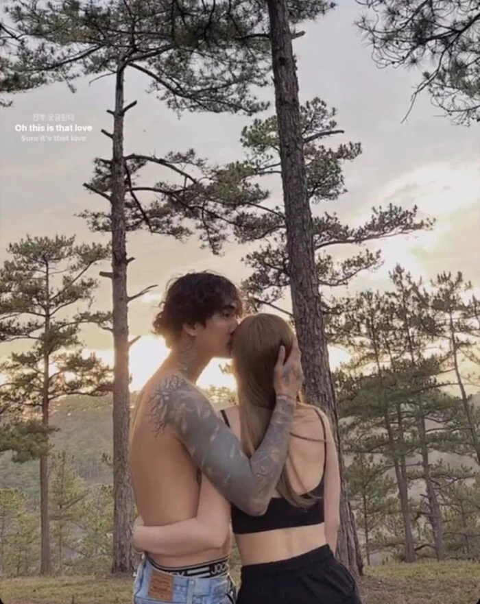 Trong khoảng thời gian yêu nhau, cả hai từng khoe giây phút mặn nồng trên mạng xã hội.