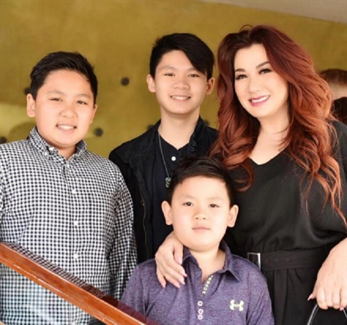 Vợ cũ Bằng Kiều bên cạnh các con