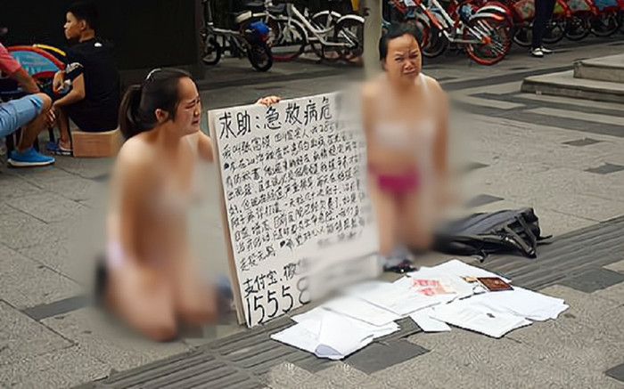 Hai người phụ nữ mặc độc nội y quỳ trên đường xin tiền, câu chuyện phía sau khiến dân mạng tranh cãi Ảnh 2