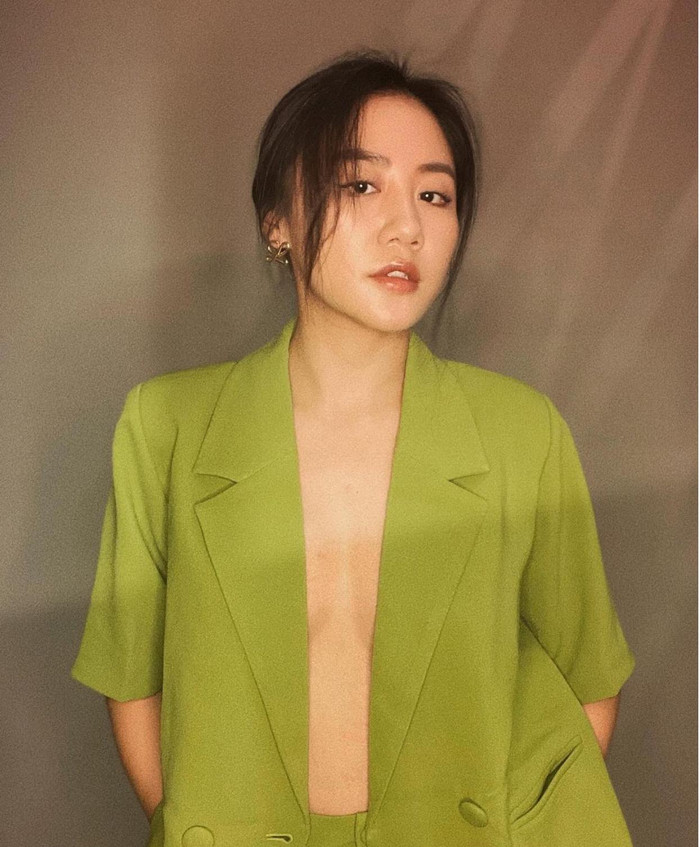 Văn Mai Hương chán làm cô gái ngoan ngoãn hiền lành mà lên level với style thanh lịch pha chút gợi cảm trong hình ảnh mới 