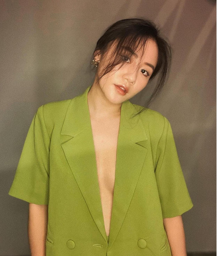 Nữ ca sĩ sinh năm 1994 chọn kiểu áo blazer xanh chuối mặc style 'không nội y' nhưng không hề phô phang