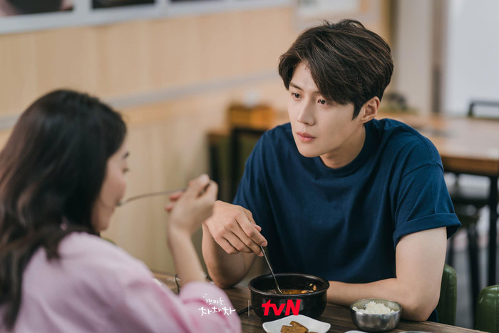 'Hometown Cha Cha Cha' tập 5: Shin Min Ah hóa bợm nhậu làm loạn khắp phố rồi qua đêm với Kim Seon Ho Ảnh 5