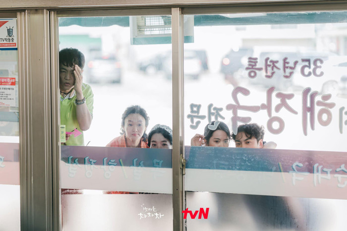 'Hometown Cha Cha Cha' tập 5: Shin Min Ah hóa bợm nhậu làm loạn khắp phố rồi qua đêm với Kim Seon Ho Ảnh 6