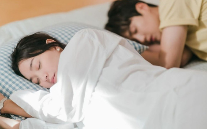 'Hometown Cha Cha Cha' tập 5: Shin Min Ah hóa bợm nhậu làm loạn khắp phố rồi qua đêm với Kim Seon Ho Ảnh 2