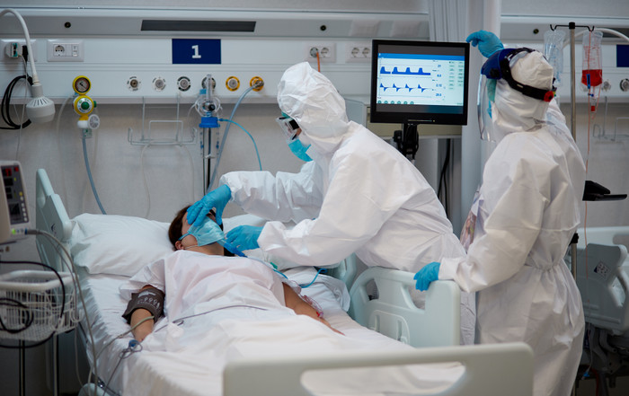 Các y bác sĩ đối mặt với nguy cơ lây nhiễm trong lúc chăm sóc bệnh nhân nhưng họ vẫn quyết tâm vì biết răng phía sau còn có cả cộng đồng ủng hộ.