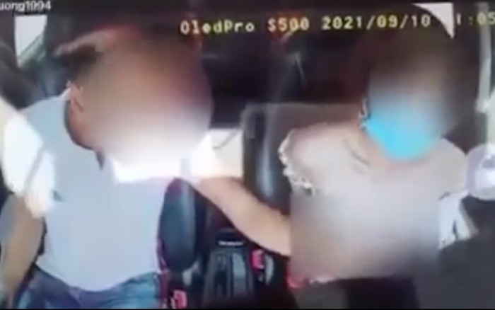 'Nhức mắt' tài xế xe khách tay phải lái xe, tay trái lăm le vùng nhạy cảm của cô gái bên cạnh Ảnh 2