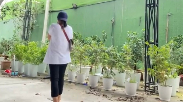 Sau khi trình bày xong ca khúc, Phương Thanh lặng người và quay lưng vì xúc động.