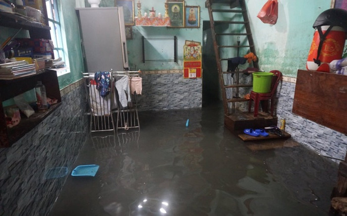 Mưa lớn kéo dài, nhiều con đường ở Đà Nẵng ngập thành sông Ảnh 2