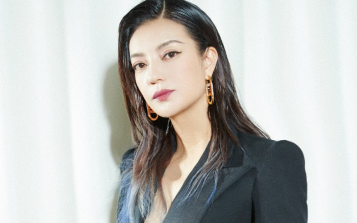 Sau hơn nửa tháng bị 'phong sát ngầm', Triệu Vy bất ngờ có động thái lạ trên Weibo Ảnh 2