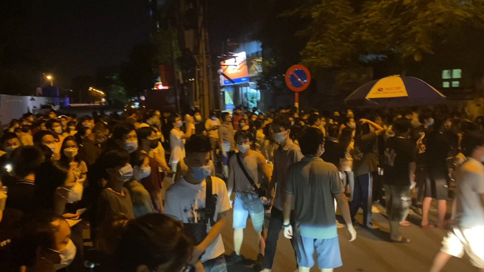 Người dân đến quá đông nên không đảm bảo khoảng cách tối thiểu phòng dịch.