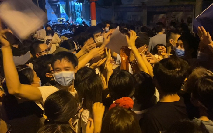 Vụ người dân giành giật phiếu đăng ký tiêm vaccine Covid-19: Bí thư Hà Nội yêu cầu làm rõ trách nhiệm Ảnh 2