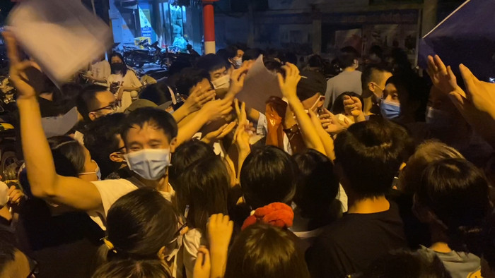 Hình ảnh người dân chen lấn, giành giật giấy đi đường.