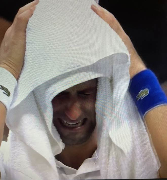 Djokovic từng trải qua rất nhiều trận chung kết, giành đến 20 Grand Slam nhưng anh đã khóc ngay trong trận chung kết US Open 2021. Anh khóc vì thất vọng, khóc vì giấc mơ giành 4 Grand Slam đang xa tầm tay khi đối thủ càng chơi càng hay. Tiếc nuối hơn tất cả là Djokovic không thể giành Grand Slam thứ 21 để vượt qua Nadal và Federer.