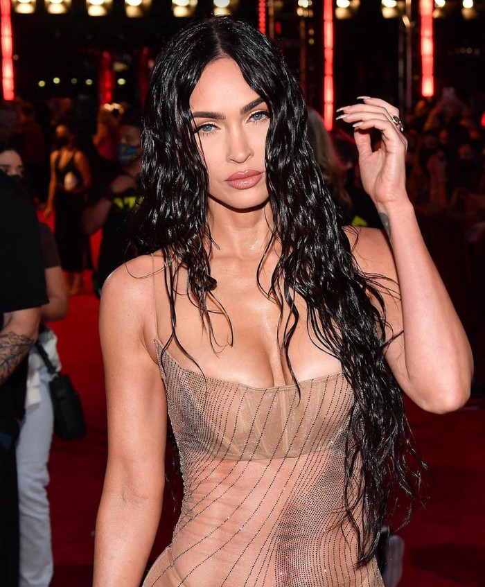 Megan Fox mặc váy trong suốt, khoe thân triệt để gây 'náo loạn' thảm đỏ VMAs 2021 Ảnh 2