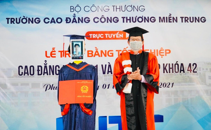 Buổi lễ tốt nghiệp có 1-0-2