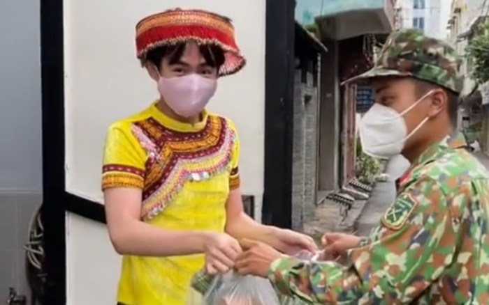 'Cô gái Tây Bắc' diện váy áo 'tung trời' bẽn lẽn xuống nhận nhu yếu phẩm khiến các anh bộ đội 'đứng hình' Ảnh 2