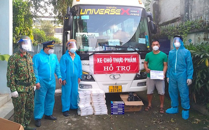 Xe khách 'luồng xanh' gắn mác 'chở thực phẩm hỗ trợ' vận chuyển thuốc lá lậu vào TP.HCM Ảnh 2