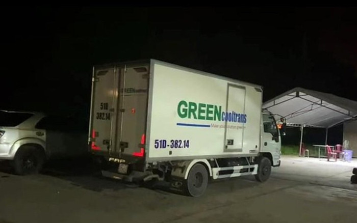 Xe đông lạnh 'nhét' 15 người cùng hành lý để 'thông chốt', một số người có dấu hiệu khó thở, vã mồ hôi Ảnh 2