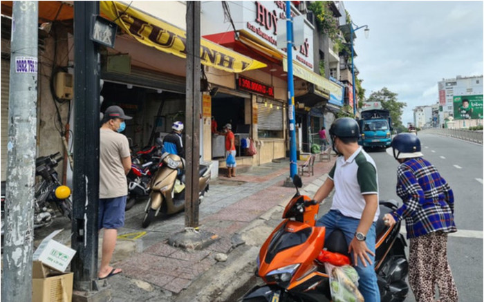 TP.HCM cho phép bán đồ ăn mang đi: Cửa hàng đìu hiu, chủ quán e dè Ảnh 2