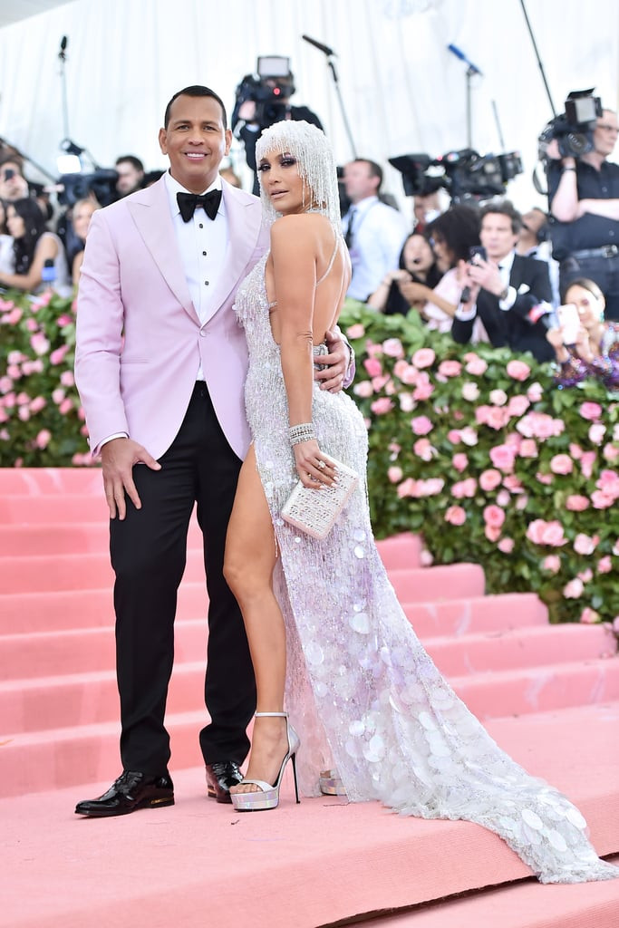 Jennifer Lopez và Alex Rodriguez mang đến xúc cảm 1920 khi họ tham dự Met Gala 2019. Chiếc váy bạc tuyệt đẹp của J-Lo là một thiết kế của Versace. 