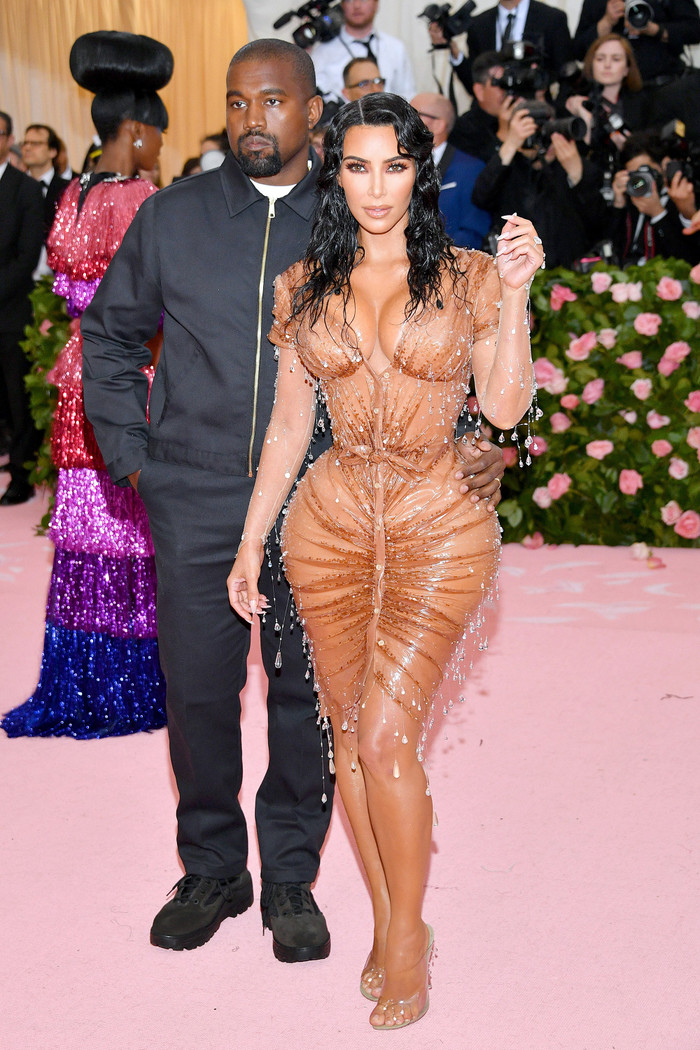 Kanye West ưa chuộng vẻ ngoài giản dị còn Kim Kardashian thì muốn gây sự chú ý hết sức. Tại Met Gala 2019, chiếc váy bó sát của Thierry Mugler khiến cô không thể đi vệ sinh.  
