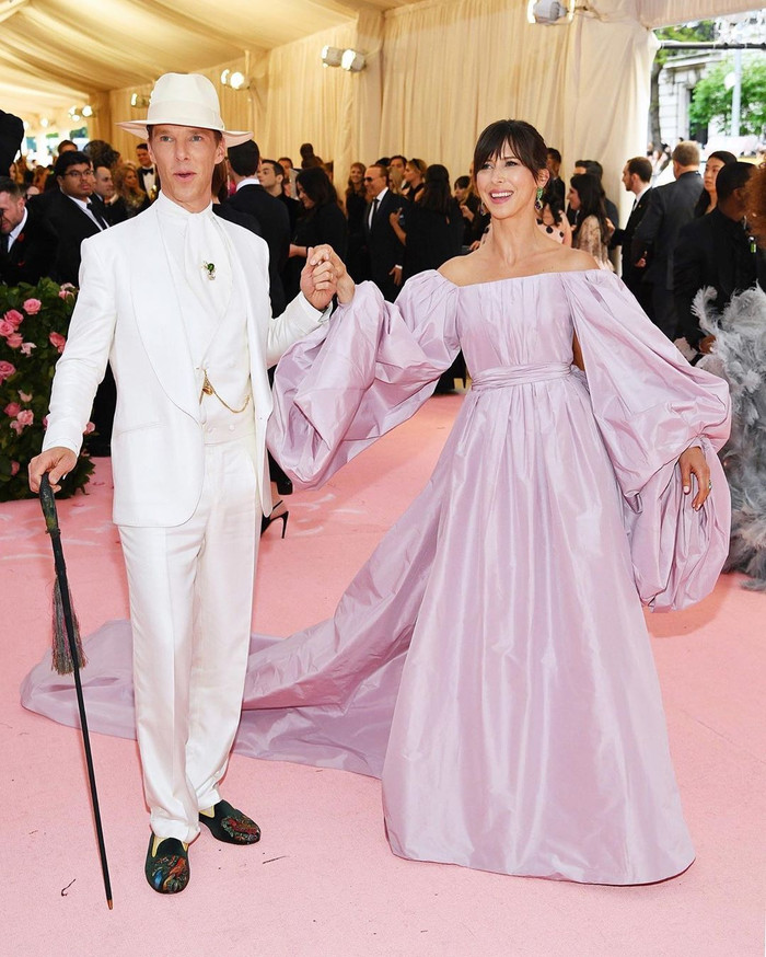 Benedict Cumberbatch và Sophie Hunter trông tươi sáng hết sức khi mặc theo chủ đề “cắm trại” tại Met Gala 2019. 
