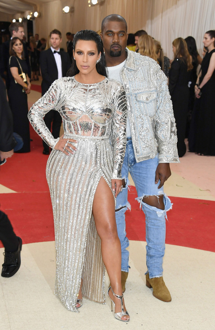 Kim Kardashian và Kanye West lấp lánh ánh kim tại Met Gala 2016. Chiếc váy Balmain của Kim bó sát đến mức cô không thể thở bình thường. 