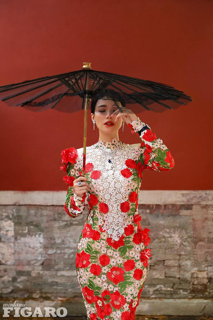Visual trang nhã, khoan thai của mỹ nhân Cbiz trong dáng váy ôm sát body đính hoa lá của Ronald Van der trong BST Thu/Đông 2021 Haute Couture