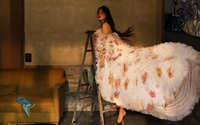 Thư Kỳ lộng lẫy khoác toàn váy Haute Couture trên tạp chí số Kim Cửu Ảnh 2