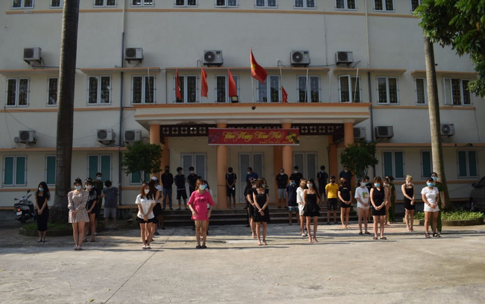 Hưng Yên: Bắt giữ hơn 40 đối tượng bất chấp dịch bệnh, tụ tập hát karaoke, một số 'phê' ma tuý Ảnh 2