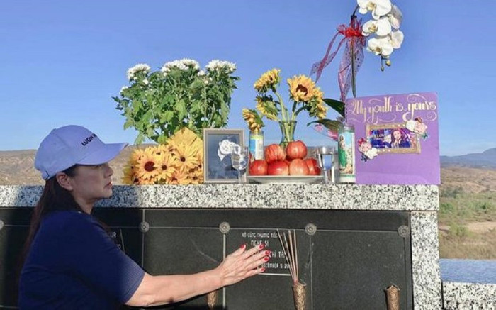 Đăng ảnh viếng mộ chồng, vợ cố nghệ sĩ Chí Tài nhận được loạt bình luận tiêu cực Ảnh 2