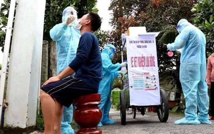 Xe xét nghiệm Covid-19 độc đáo khiến dân mạng thích thú: 'Tưởng cá viên chiên mà lại gần được test luôn' Ảnh 2