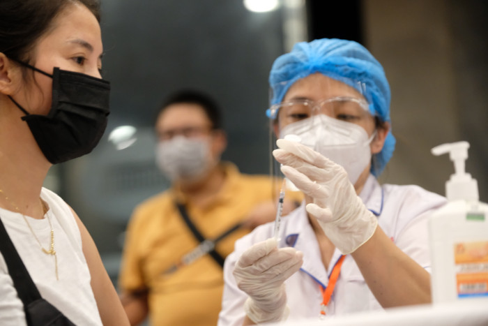 Đi tiêm cần đeo khẩu trang, kính chắn giọt bắn đúng cách.