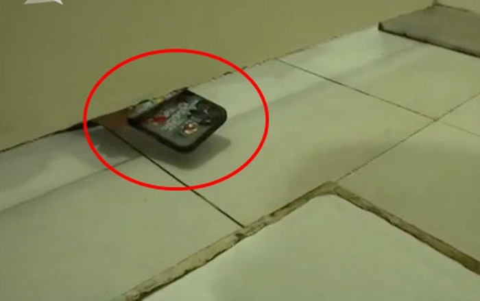 Đi vệ sinh, nữ y tá 'sợ hết hồn' khi thấy điện thoại xuất hiện dưới cánh cửa Ảnh 2